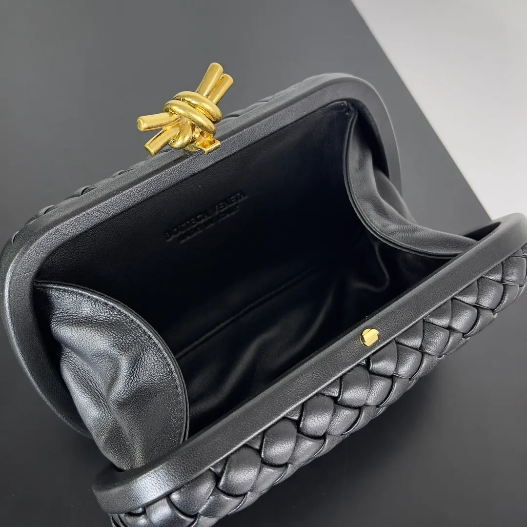 Batch 1860 BV Knot | The classic return of the evening bag. Original leather ➕ Stainless steel hardware ➕ 24k real gold plating ➕ Fully handmade. Those who know the history of our brand should have heard that the knot is a story of Bottega Veneta, and it is also one of the more important design elements. Matthieu Blazy's work this season sublimates Knot's classics, with a new knot design and a woven shoulder strap, plus Fouland Intreccio's weaving technology, adding some fashion to the retro and nostalgic feel of the past. Style number: 717622 Size: 20.5*6*12.5
